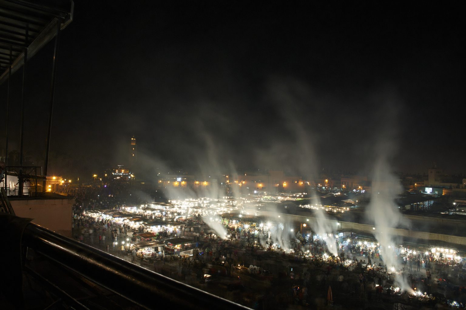 Fumées des stands de la grande place de Marrakech vues d'un toit, tard dans la nuit