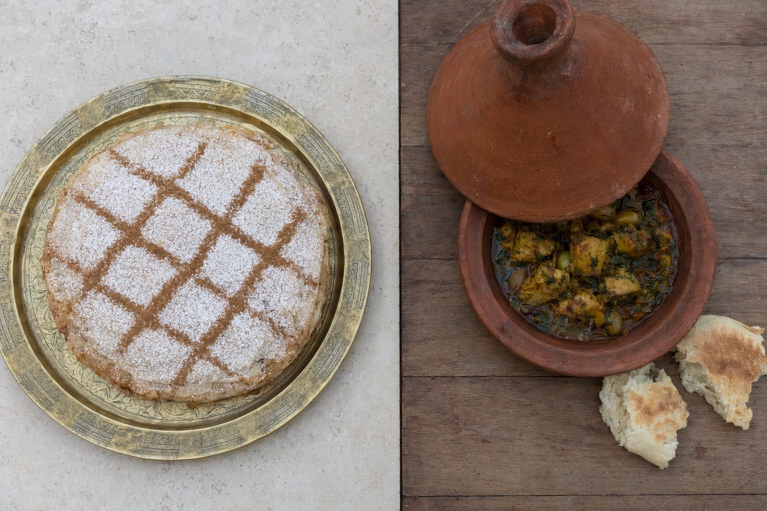 Composition partagée : pastilla sur plateau de laiton ouvragé face à un tajine en terre cuite sur bois brut.