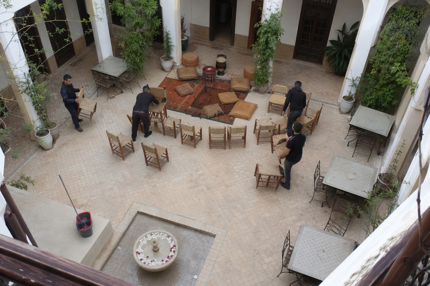 Patio de riad vu de la galerie, chaises disposées autour d'un coin réservé aux musiciens.